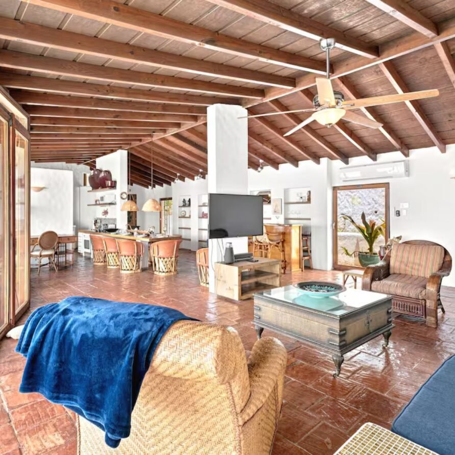 Bleu Haven, Ocean views with large pool & full AC